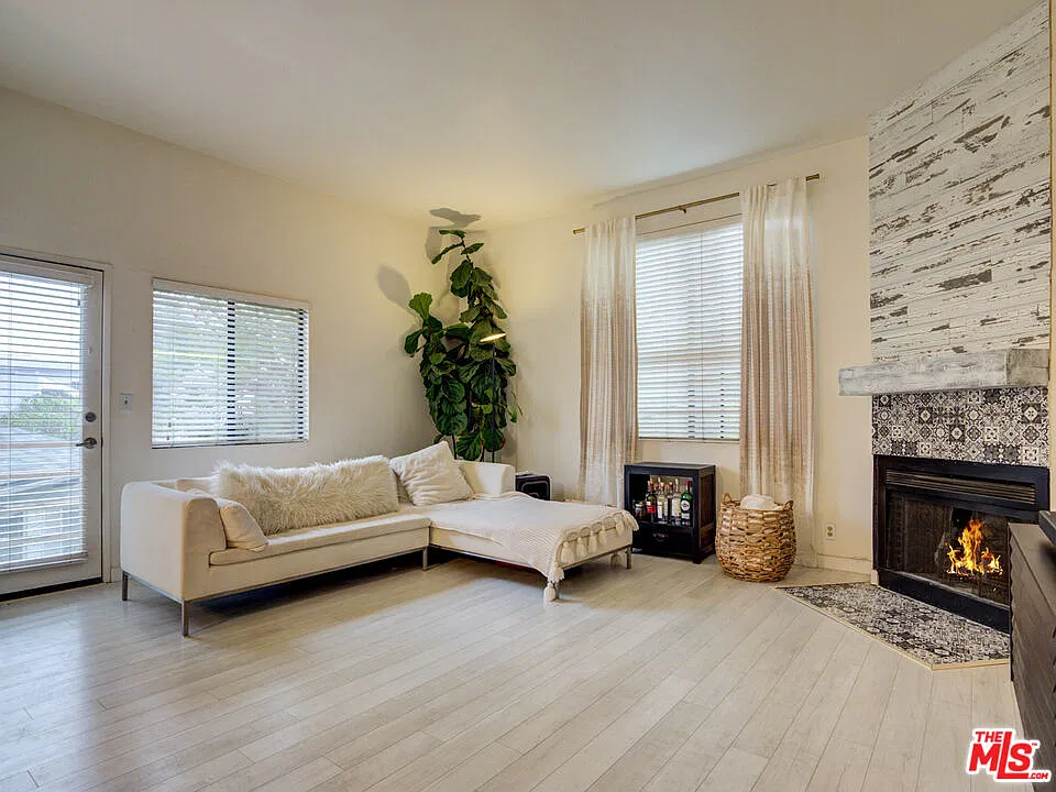 2 bed, 2.0 bath, 1101 sqft, $4,500 — Photo 4