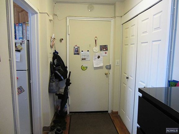 3rd image of 400 Park Pl APT 5A