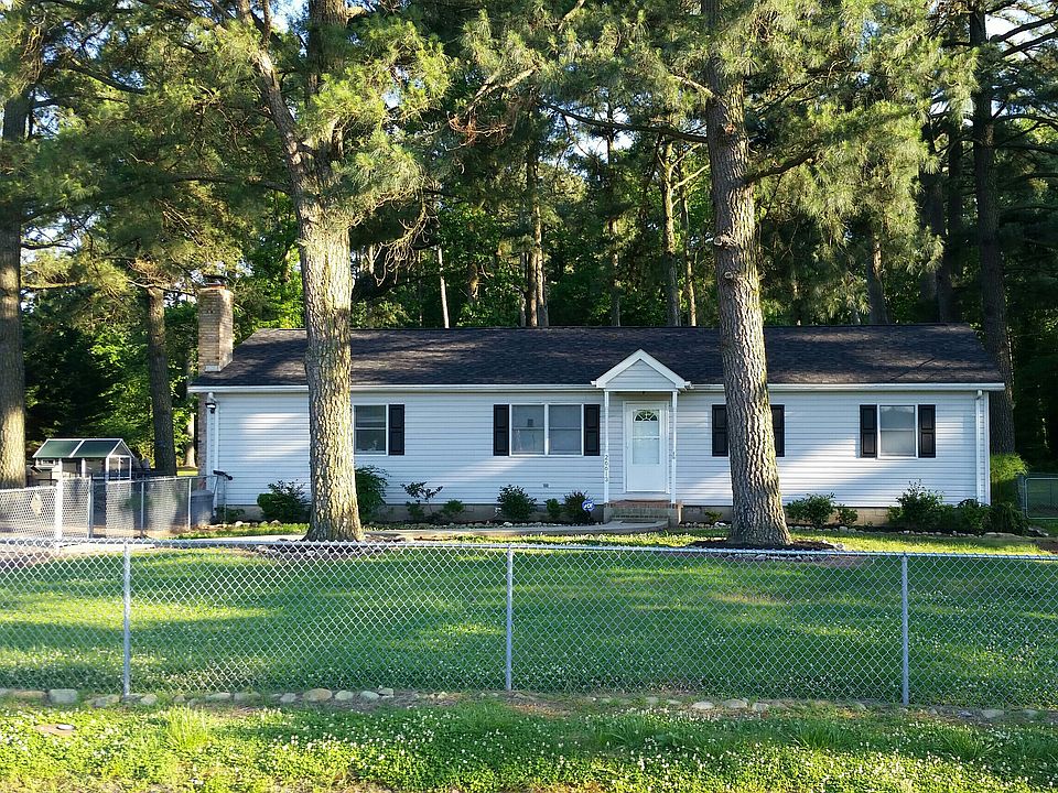Front yard with chain link fence