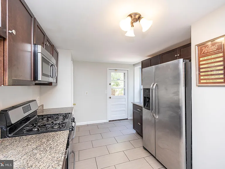 206 E Cross St — Photo 10