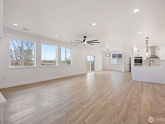 5th image of 2394 Hunter Street