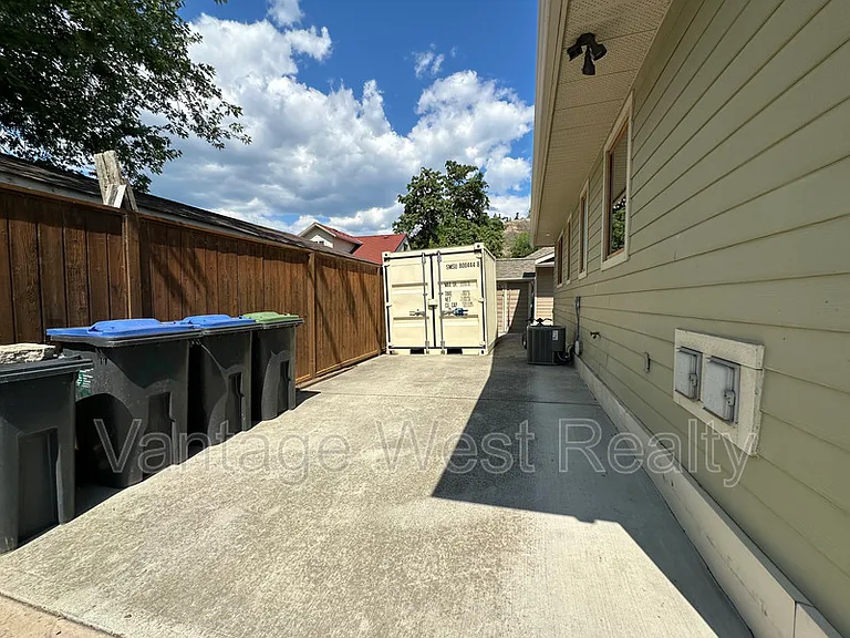 690 Kingsway Ave — Photo 20