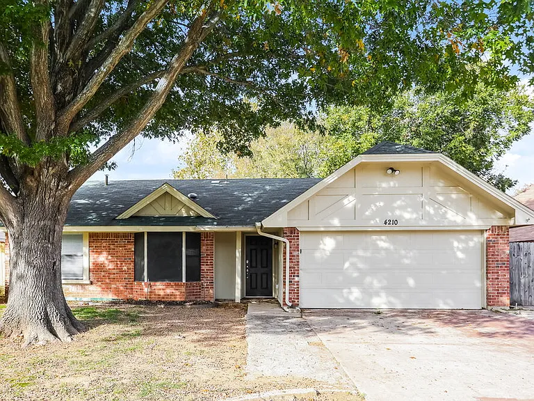 4210 Glen Hollow Cir — Photo 1