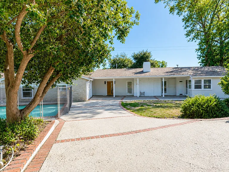 4711 Tyrone Ave — Photo 59