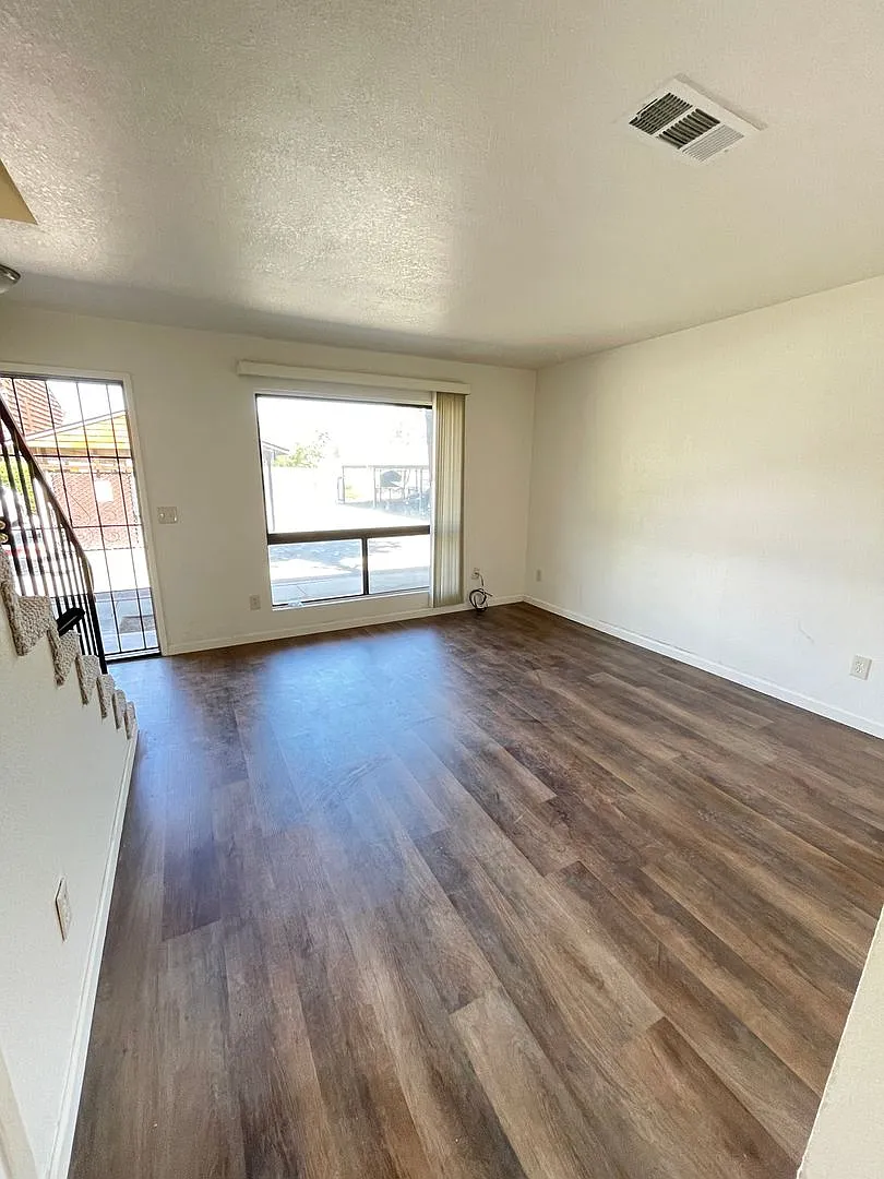 160 (1077 Alaska) — Photo 3
