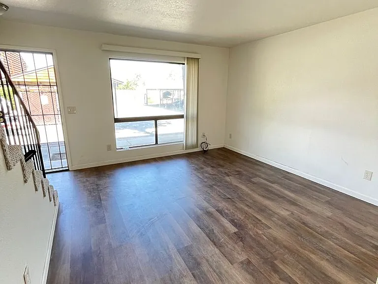 160 (1077 Alaska) — Photo 3