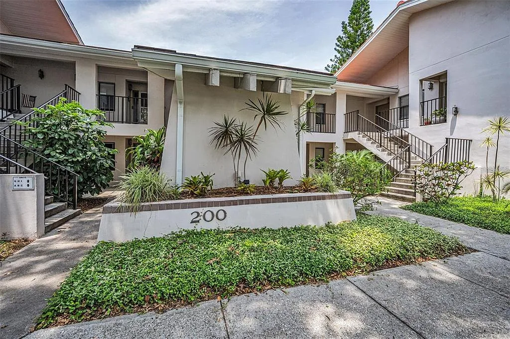 2 bed, 2.0 bath, 1015 sqft, $2,300 — Photo 1