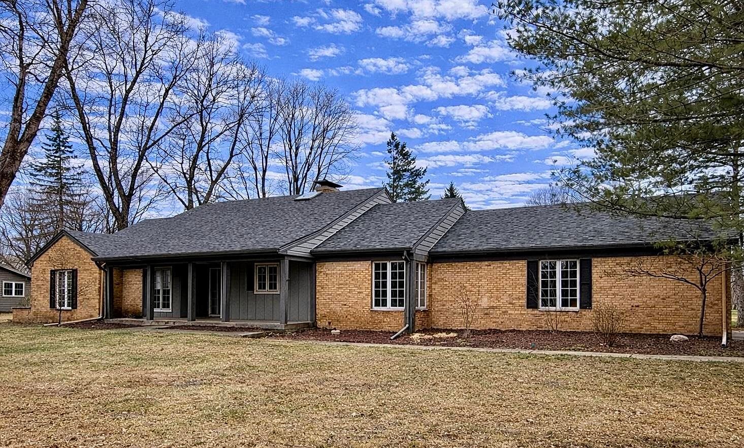 1605 Country Club Dr