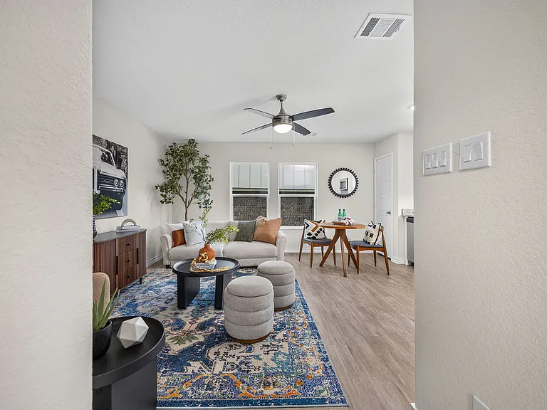 310 W Evergreen St #101 — Photo 2