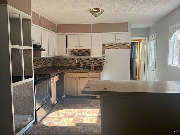 5th image of 484 King Arthur Ct