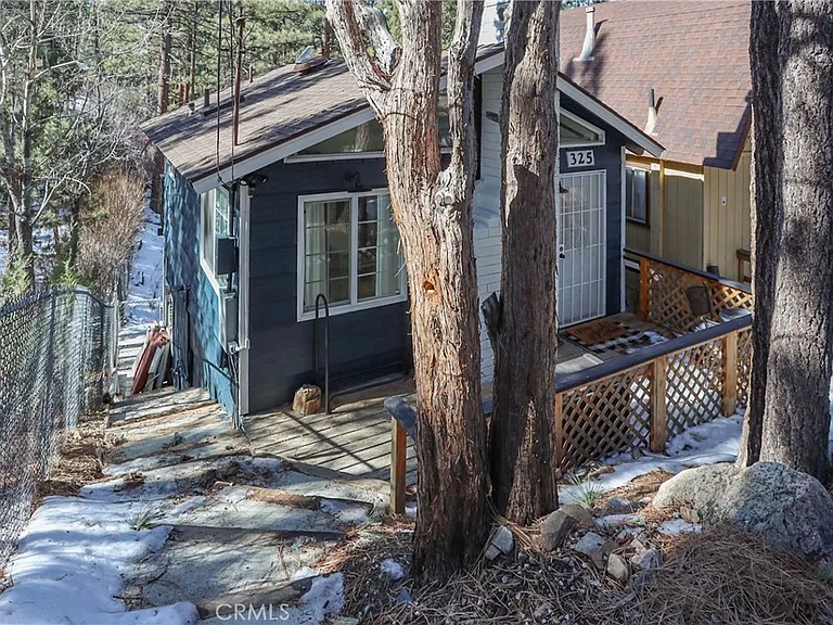325 Hilltop Ln — Photo 2