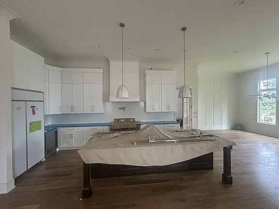 3rd image of 612 Moore Ave