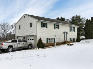 5 Apache Ln, Willow Street, PA 17584