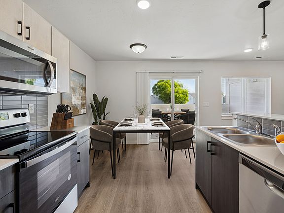 Kitchen & Dining