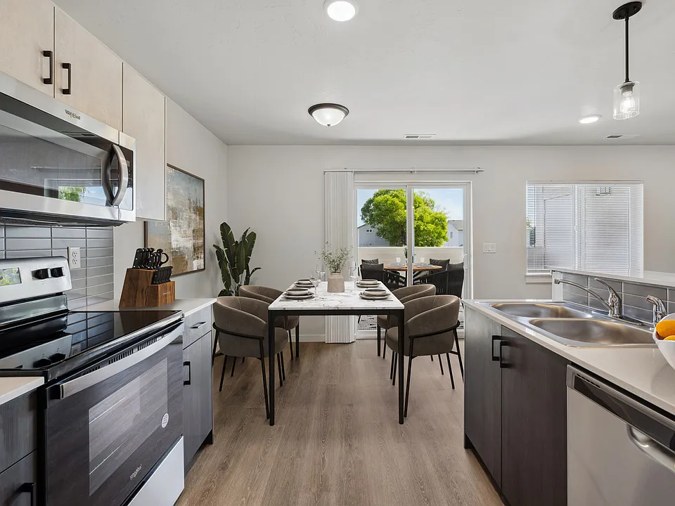 Kitchen & Dining