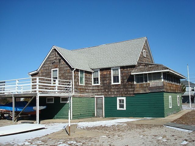 2nd image of 16 Bay Walk