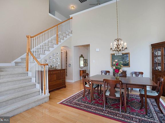 3rd image of 112 S Valentine Dr