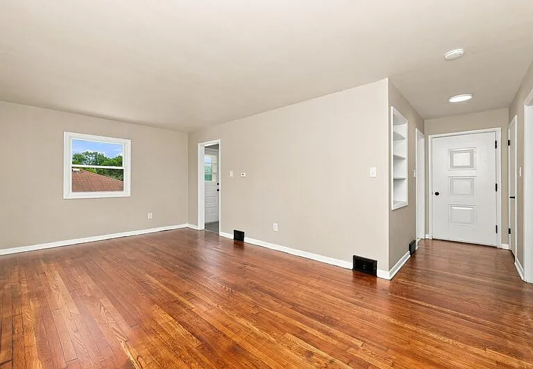 248 Canterbury Dr — Photo 5