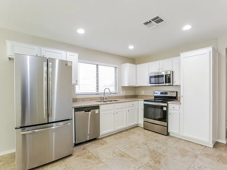 3702 S 62nd Ave — Photo 8