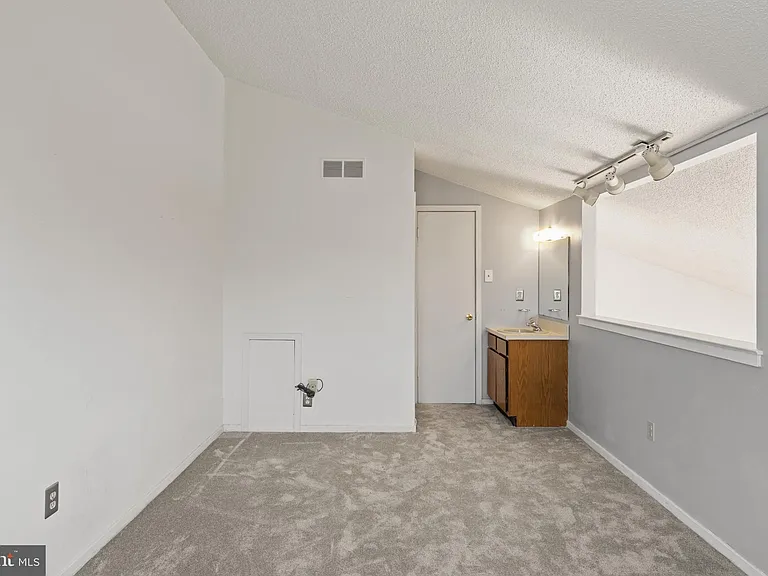 2204 Sandra Rd — Photo 25