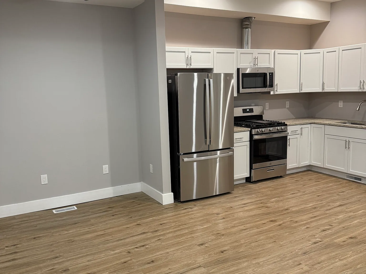 3 bed, 1121 sqft, $2,499 — Photo 4