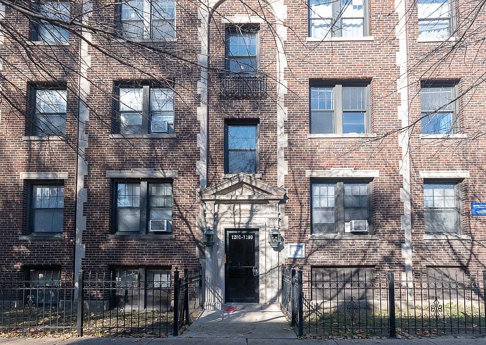 1st image of 1202 W Wellington Ave #G