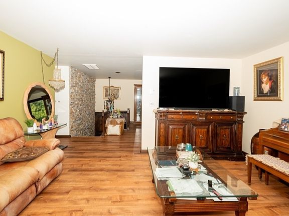 5th image of 121 Doremus Rd