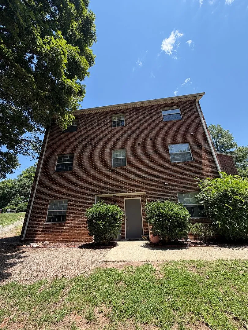 Campus Suites — Photo 1