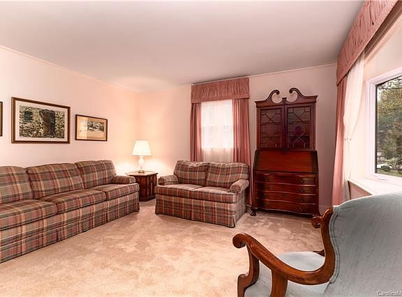 4th image of 4028 Leeds Dr