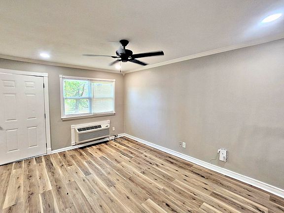 3rd image of 1504 Oakwood Ave NE APT 3