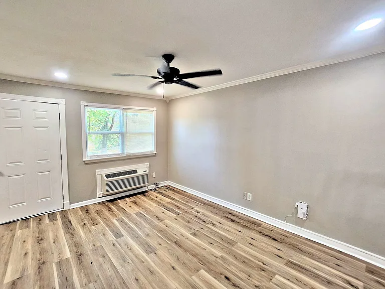 1504 Oakwood Ave NE — Photo 3