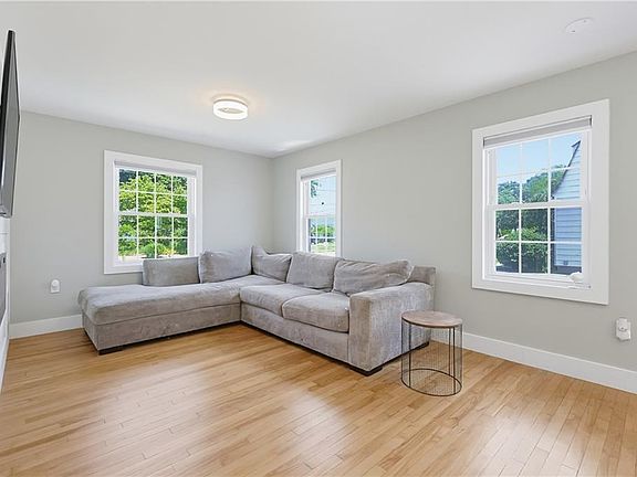 4th image of 15 Arland Dr