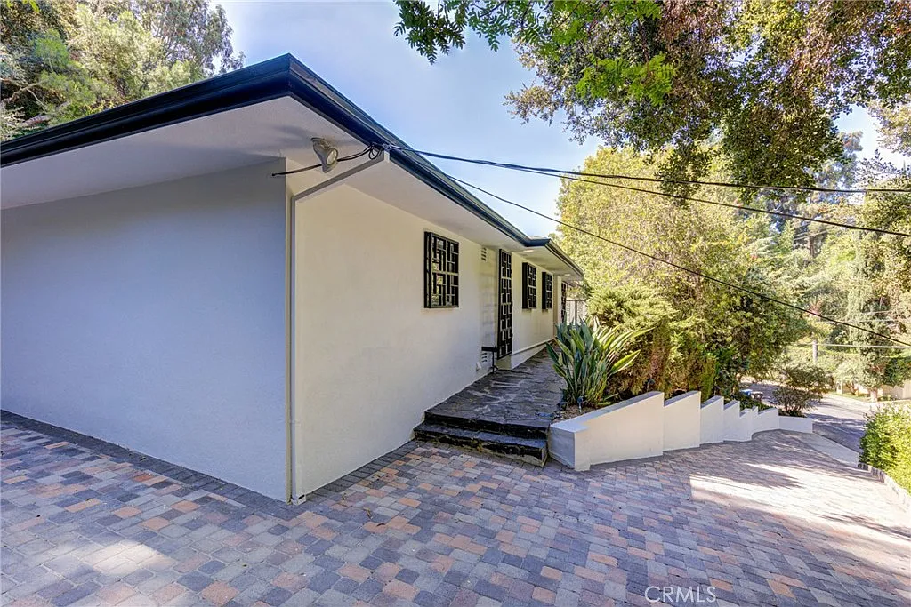 2 bed, 1700 sqft, $8,800 — Photo 2