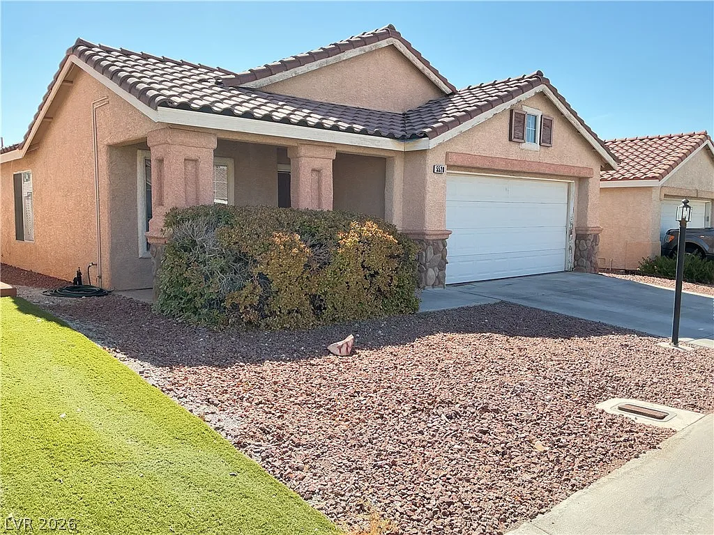 3 bed, 2.0 bath, 1372 sqft, $1,880 — Photo 2