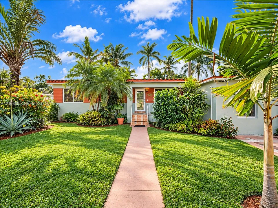 6510 Manor Ln