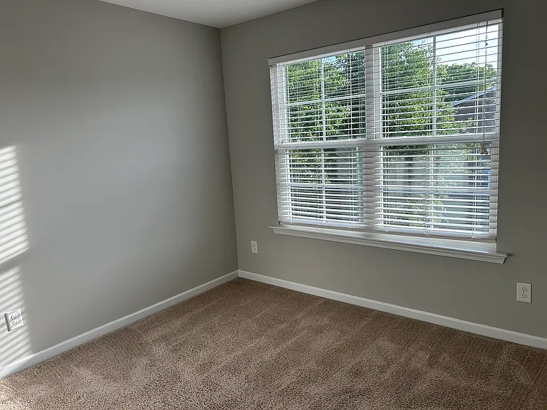 529 Finnegan Ln — Photo 13