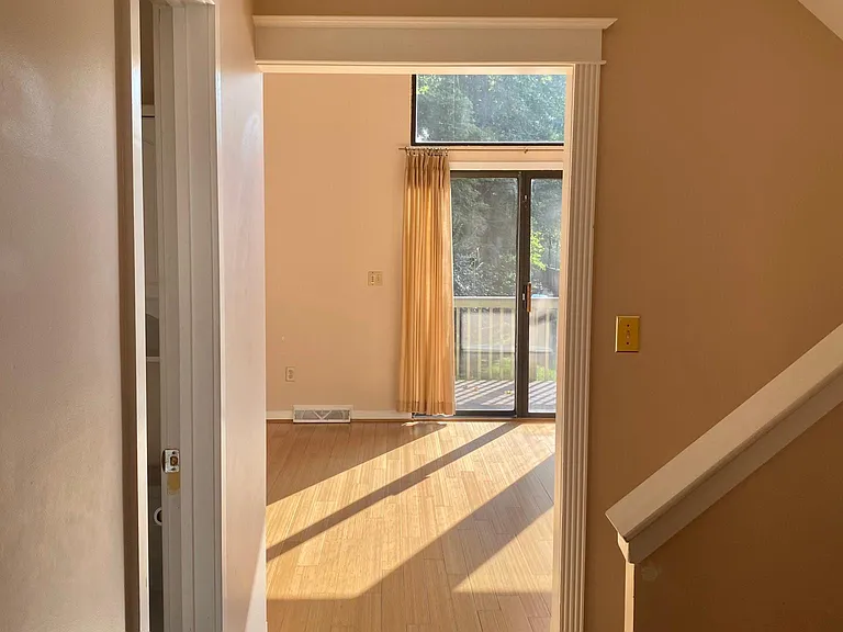 411 Lynetree Dr — Photo 10