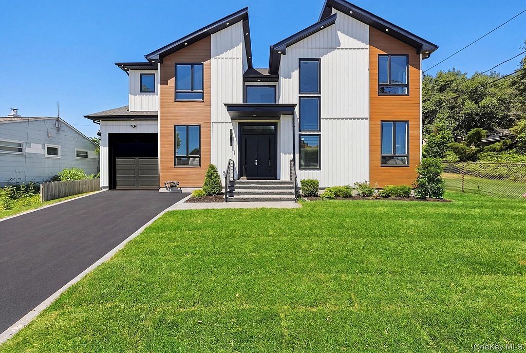 5-bedroom house for sale in Plainview