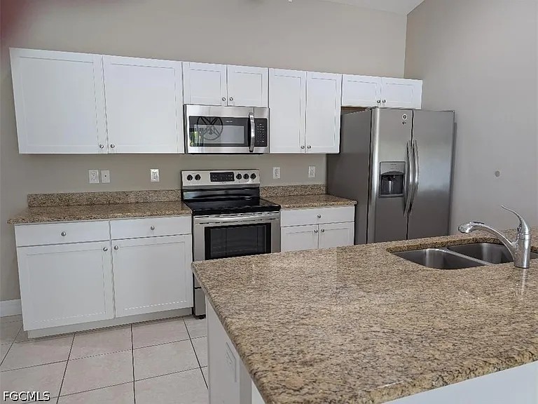4405 SW 8th Ct — Photo 4