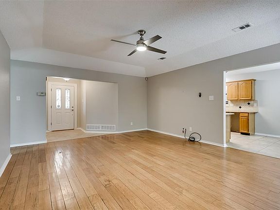5th image of 2701 Forestview Dr