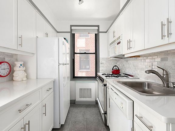 4th image of 30 E 9th St APT 4M