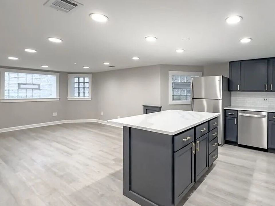 1st image of 1540 N Hamlin Ave #G