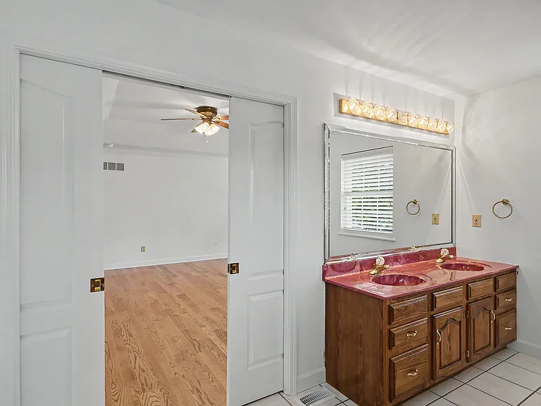 102 Lexington Ln — Photo 15