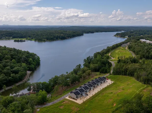 112 Harbor Pointe Dr, Talladega, AL 35160