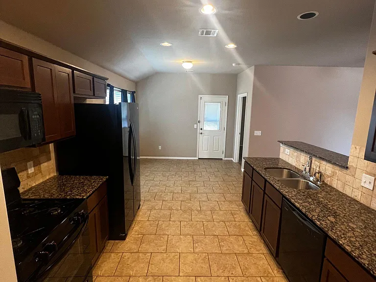 2921 Thompson Farm Ln — Photo 5