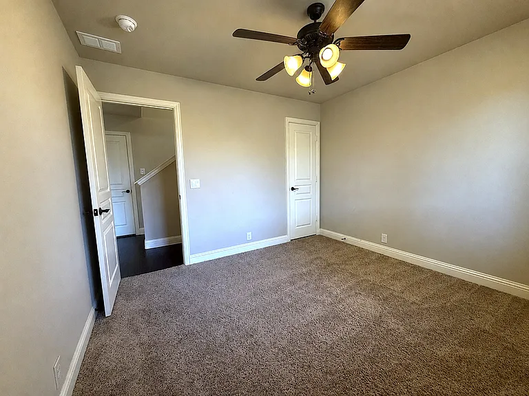 1109 Abbey Ln — Photo 17