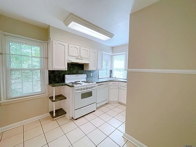 927 Rittiner Dr — Photo 3
