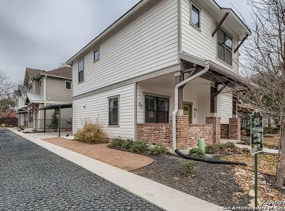 2nd image of 425 E Mistletoe Ave