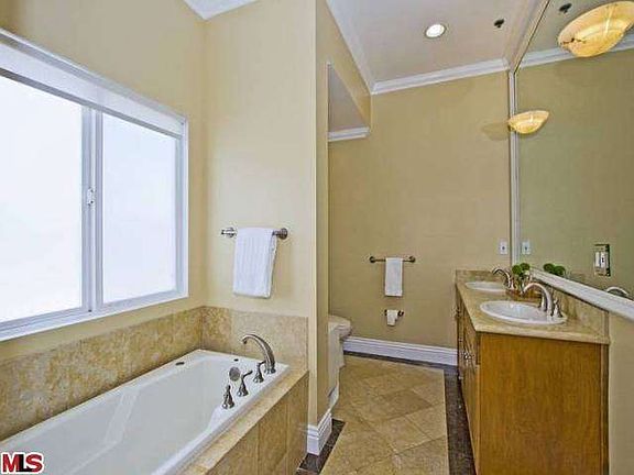 5th image of 11840 Dorothy St APT 402