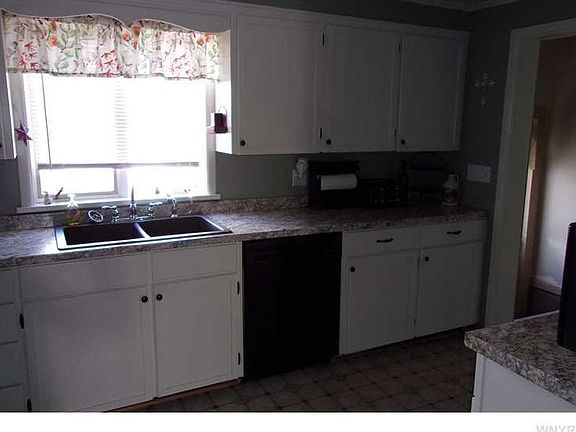 4th image of 108 E Dyke St